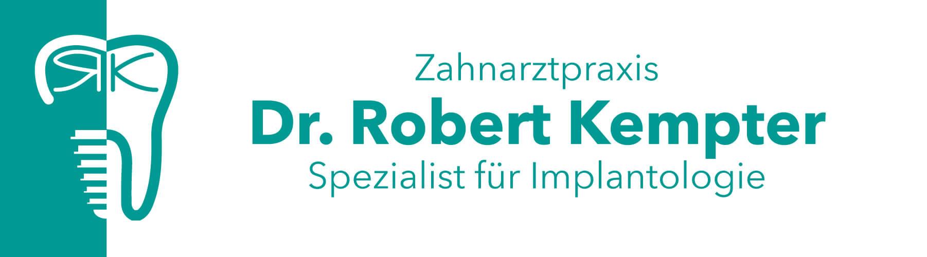 Das Logo der Zahnarztpraxis Dr. Robert Kempter – Spezialist für Implantologie. Eine blaugrüne Grafik eines Zahns mit den stilisierten Initialen „RK“, welche die Zahnkrone bilden, links darunter eine Reihe horizontaler Linien, die ein stilisiertes Zahn-Implantat darstellen, auf der anderen Seite eine geschwungene Linie, welche die Zahnwurzel darstellt. Logo für die Zahnarztpraxis Dr. Robert Kempter, Facharzt für Implantologie. Das Design zeigt einen stilisierten Zahn mit „RK“ im Inneren und dem Text „Zahnarztpraxis Dr. Robert Kempter, Spezialist für Implantologie und Zahnimplantate Augsburg“ auf der rechten Seite. Ein schönes, modernes und künstlerisches Logo-Design für Zahnimplantate Augsburg von Mario Kempter - www.ma-ke.design